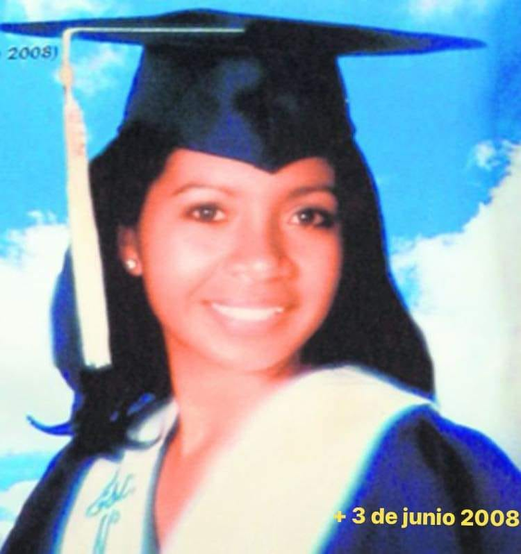 Gloria y honra a la memoria de la maestra Silvia Esther Godoy quién un día como hoy, hace 16 años, fue asesinada  por un padre de familia de una escuela de Soná, Veraguas. La maestra había denunciado el caso de violación de su alumna, una niña de 13 años.
No la olvidemos.