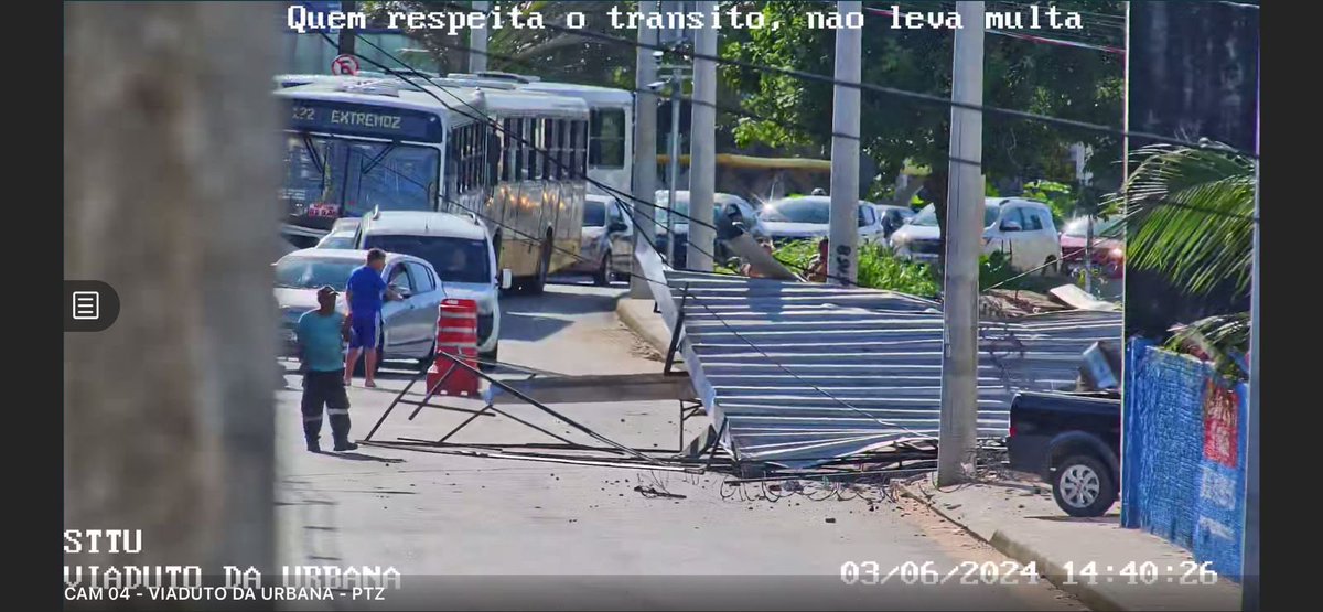 *STTU INFORMA*

Queda de poste na rua Jandira deixa trânsito lento na avenida Felizardo Moura, sentido Urbana.