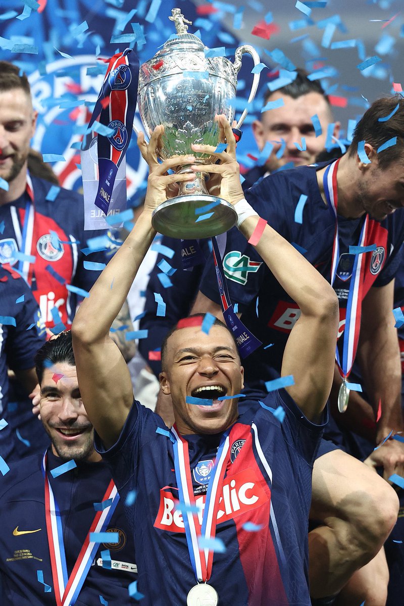 Media Parisien tweet media