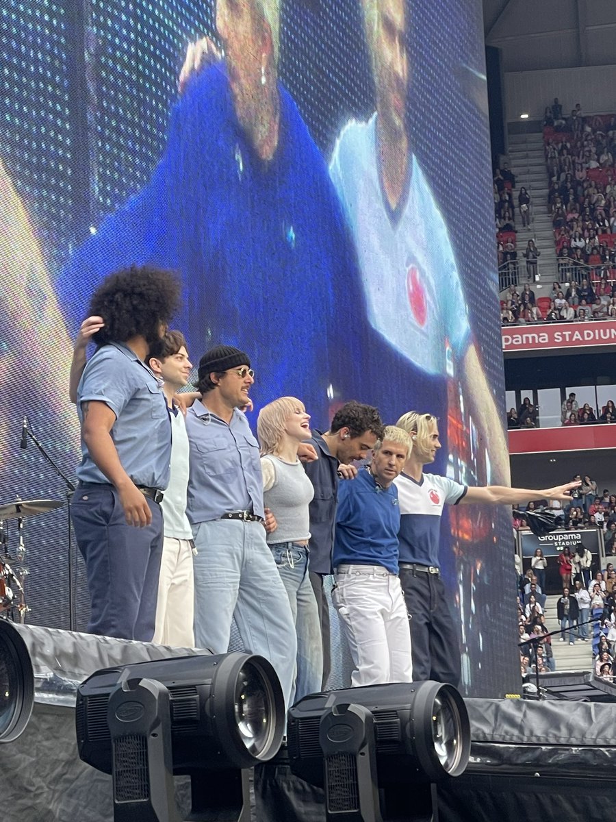 enilordnA's tweet photo. I fucking cried over the group that made all my teen years 😭😭 Thank you @paramore ❤️ #LyonTSTheErasTour https://t.co/rl8UmGUiS8
