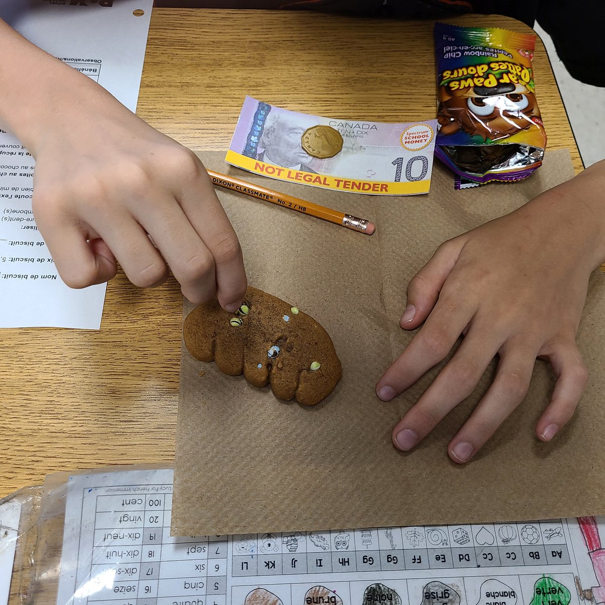 MmeKocher's tweet photo. Aujourd'hui nous faisons l' exploitation minière des biscuits. Nous avons trouvé que c'est vraiment difficile. @bauer_stars https://t.co/gwHPAb6irG
