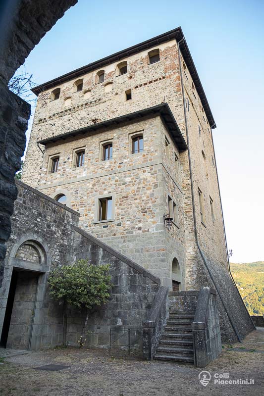 Good evening everyone friends. Castello Malaspina dal Verme Bobbio (PC) - Un documento del 1219 nomina una braida de castello. La costruzione del fortilizio si deve a Corradino Malaspina nei primi anni del '300. Nel 1342 diviene possesso dei Visconti Signori di Milano.