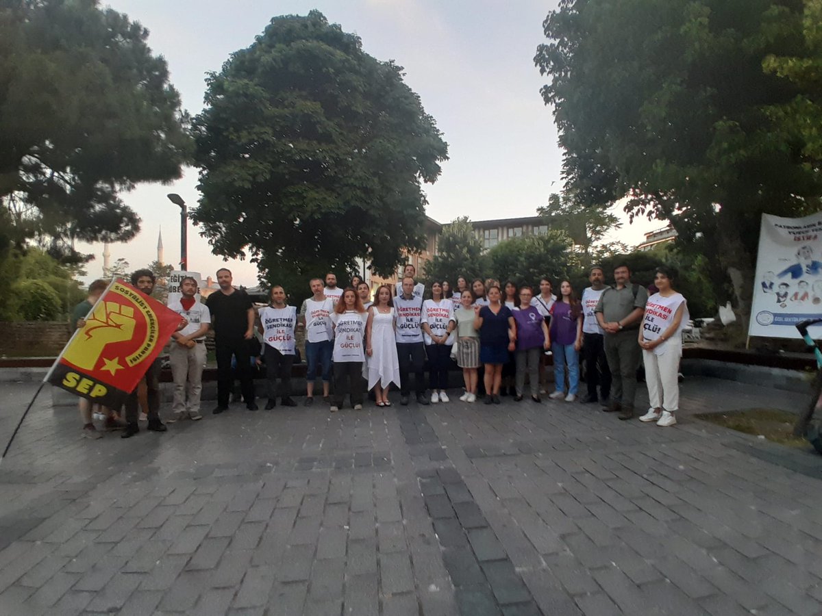 📌 İSTANBUL İl örgütümüz taban maaş haklarını geri kazanmak için İstanbul İl Milli Eğitim Bakanlığı önünde nöbetlerini sürdüren özel sektör öğretmenlerini (@ogretmensendika ) ziyaret etti. Haklarını için ülkenin bir çok kentinde mücadele eden öğretmenlerin yanındayız!