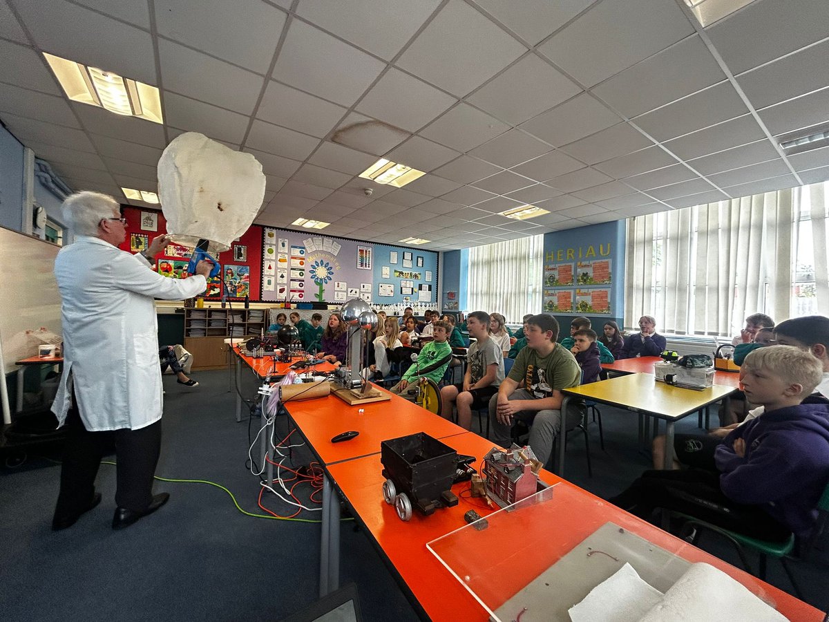 YsgolGCG's tweet photo. Mr Pugh wedi dod mewn I ddysgu’r plant am ynni. Am sesiwn ddiddorol!! https://t.co/8tcxma5PZR