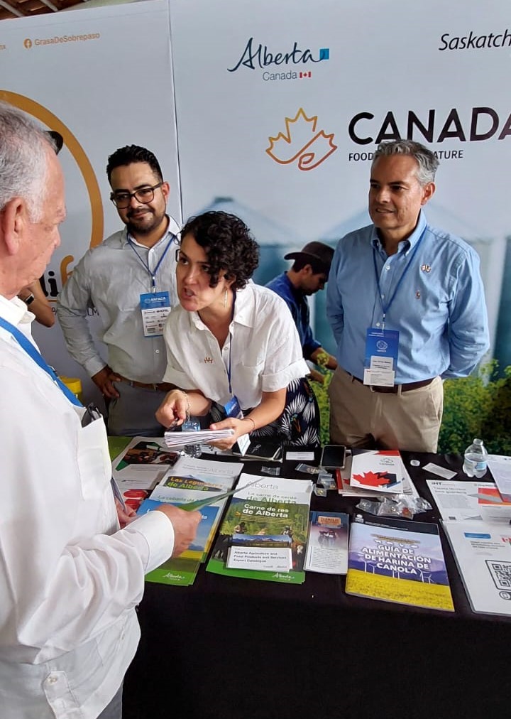 EmbCanMexico's tweet photo. Muy agradecidos con @ANFACA_SC  por una primera y exitosa participación canadiense explorando negocios con la industria mexicana de fabricantes de alimentos para animales.

¡Nos vemos el próximo año!
🇨🇦🤝🇲🇽 https://t.co/AJo36JOgHu