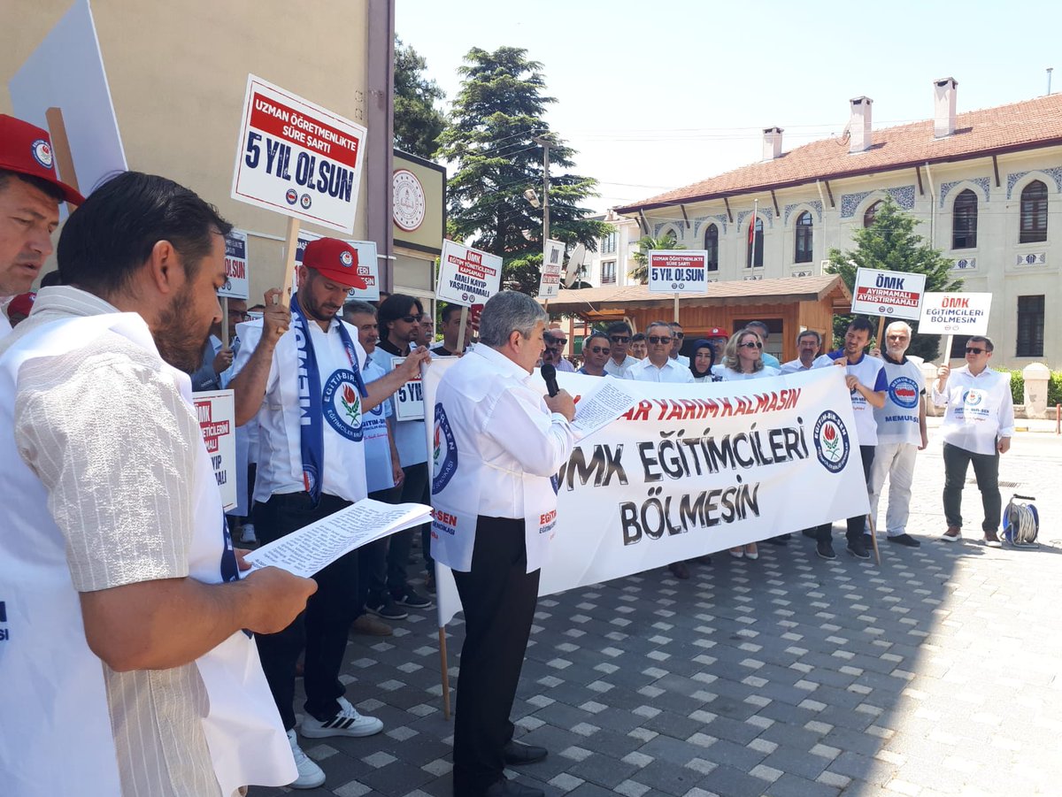 akmese_bulent's tweet photo. 7354 sayılı Öğretmenlik Meslek Kanunu, eğitim çalışanları arasında da ayrıştırıcı, farklılaştırıcı, dışlayıcı bir içerikle yürürlüğe girmiştir. Fırsat varken düzeltilmelidir.

#OMKEgitimcileriBolmesin

@RTErdogan 
@Yusuf__Tekin 
@memetsimsek 
@cftcblnt 
@tcmeb https://t.co/lU3OepjAmT
