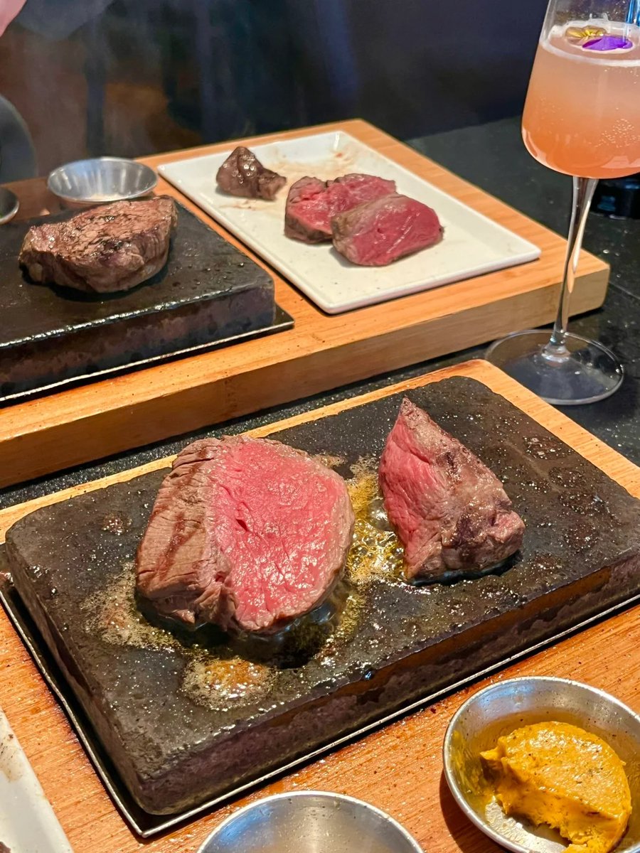 CngrCangr's tweet image. In London, it’s so satisfying to eat meat in a traditional steak house 😋🍽