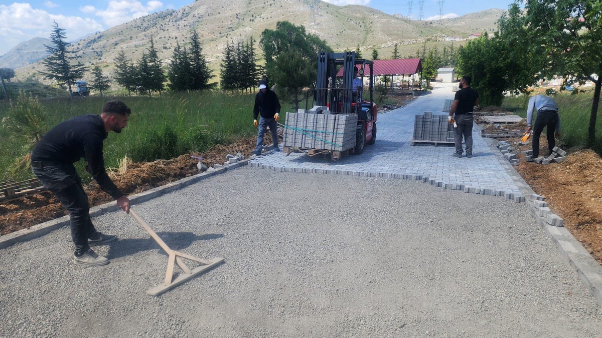 buyuksehirkm's tweet photo. 📍Göksun;

▪️Keklikoluk Mahalle Mezarlığı’nın ulaşımını kilit parke uygulamalarıyla iyileştirdik.

▪️Küçükçamurlu Mahallesi’nde ise grup, mezra ve mezarlık yollarına 6 bin metrekare kilit parke kazandırıyoruz. https://t.co/ITouIsA1uq