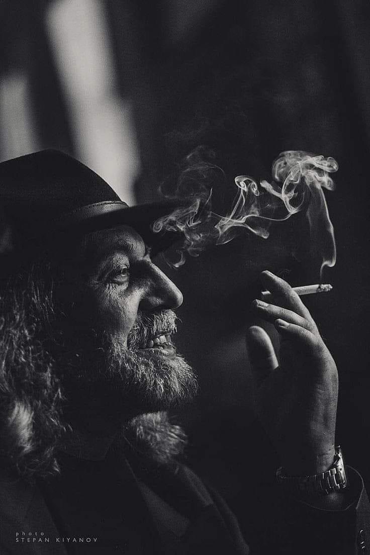 مالنت للشدّة و لا ضقت من باس 
و اللي وجعني خابره ويش طبه 
ما احنيت له قامه و دنقت له راس 
ما دام دمي في عروقي مصبه
 و اللي يحسب إنه على طارفي داس 
خلّه يشوف الشيء زي ما يحبه
 أنا كبير جاه و معرّب ساس 
و اللي معرّب ساس منهو يسبه؟!
#نواف