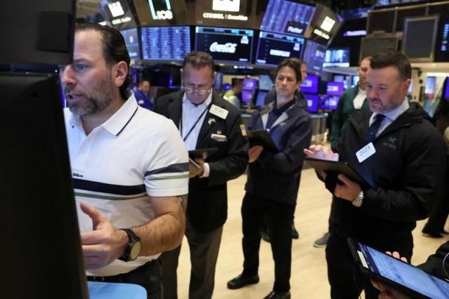 🚨 INVESTORS DUMPED EQUITIES DURING MARKET SLUMP Global hedge funds dumped equities last week, in a painful week for their portfolios as the U.S. main indexes fell. The S&P 500 dropped 0.48%, Nasdaq 1.1%, and Dow Jones 0.93%. Morgan Stanley described it as 'one of the more