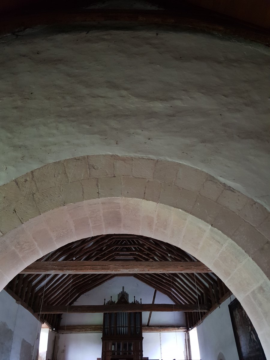 TheHistoryMouse's tweet photo. What? Where am I? Last thing I remember ... Week W you say? Must be time for #TheTwitterMouse #AlphabetChallenge #WeekV:  (V)oussoir: Wedge shaped element of an arch. Here's a late C12 double arch ... double the voussoir says Mouse #StAndrewDurnford #Wiltshire https://t.co/SdNo3pZVuZ