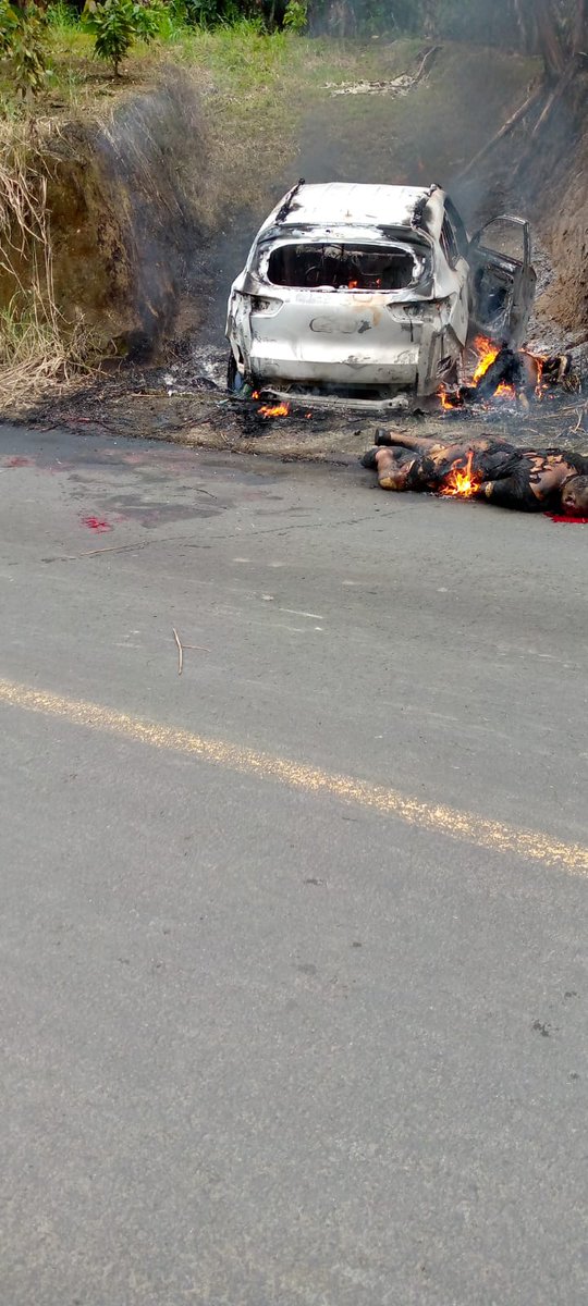 ZonaSangrienta's tweet photo. Tres presuntos secuestradores que se movilizaban en un auto, fueron incinerados por la
población, dicen que presuntamente serian los famosos cuatreros, ya que se abria alertado de un secuestro de un persona, este echo se dio en la vía #Santa_María del #Toachi
#NoticiaEnDesarrollo https://t.co/s8TODzmj0W