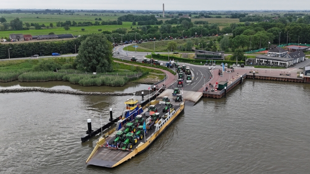 Trekkers vanuit Krimpener- en Lopikerwaard naar Europese protestactie boeren in Brussel [met video] -  hetkontakt.nl/krimpenerwaard…