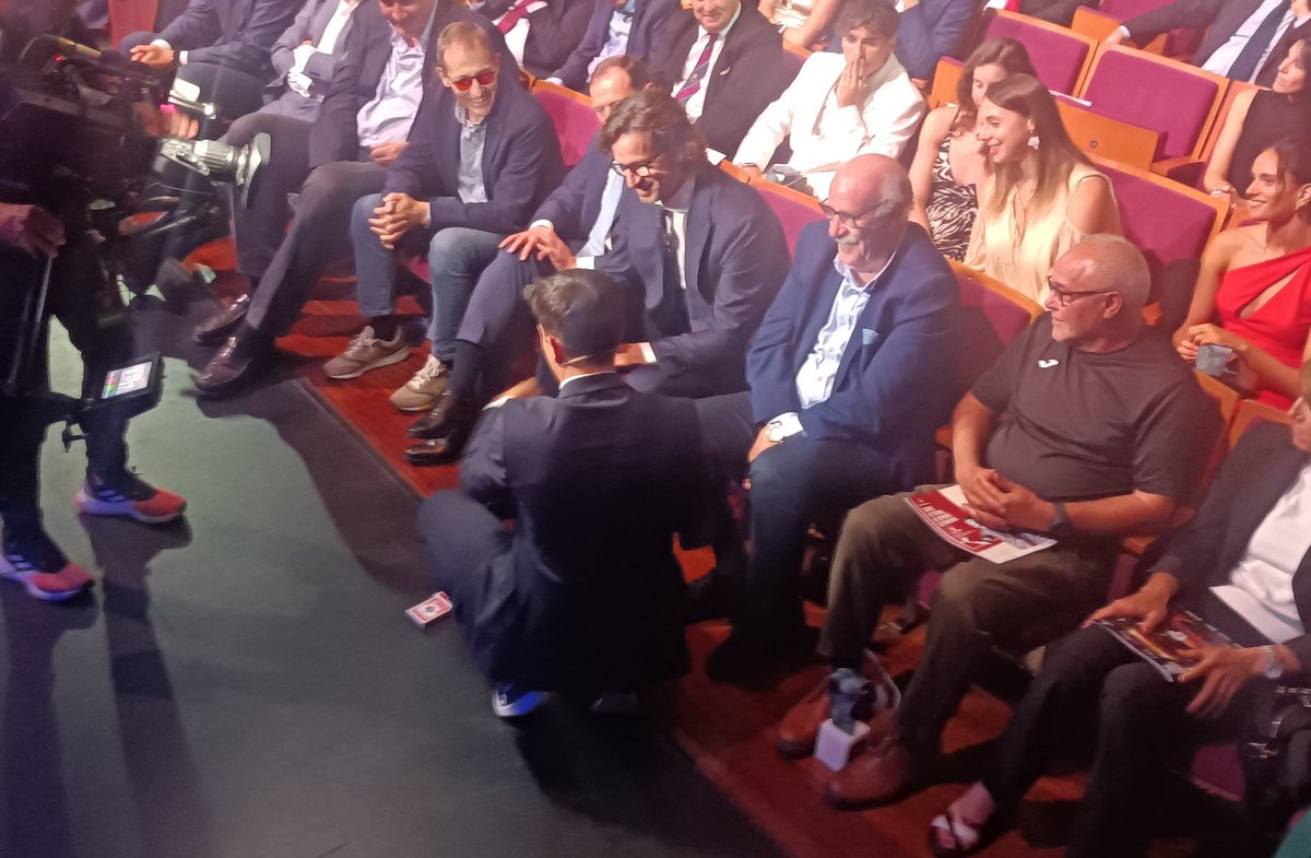 Ya está haciendo de las suyas <a href="/jorgeluengo/">Mago Jorge Luengo</a> 🎩 ¡Magia pura!
#GalaDeporte2024