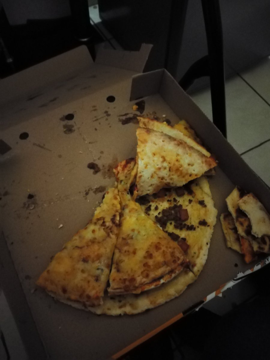 QwabeTW's tweet photo. @DebonairsPizza Newtown junction Debonairs ke masepa straight. Ke eng ntho ena? https://t.co/8dGGsEd8xl