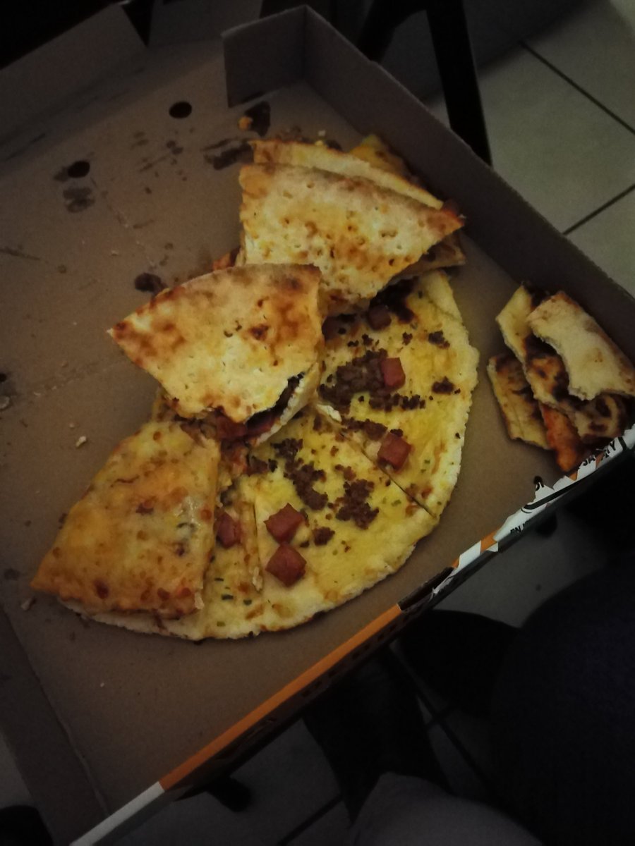 QwabeTW's tweet photo. @DebonairsPizza Newtown junction Debonairs ke masepa straight. Ke eng ntho ena? https://t.co/8dGGsEd8xl
