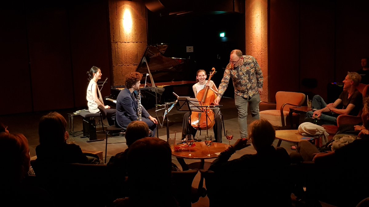 bastillemusique's tweet photo. Danke, Hamburg! Sehr anregend war’s auch bei #Ohrknacker im #resonanzraum, wie immer mit dem unvergleichlichen @TrioCatch und diesmal "Bells of Eternity" (2022) von #MichaelPelzel, der ebenfalls wieder präsent war. Weiter geht’s Ende August, mehr dazu bald... https://t.co/oGkYiLmOnK