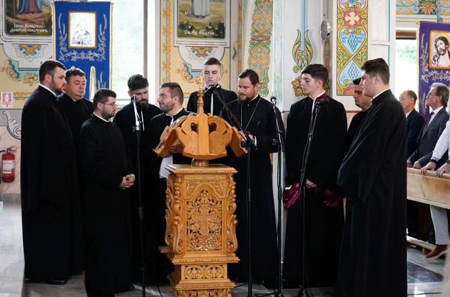 ByzantineChoir's tweet photo. 3 iunie | Slujire arhierească la Parohia Ortodoxă Ucraineană Remeți, județul Maramureș https://t.co/VJBIkgJly1