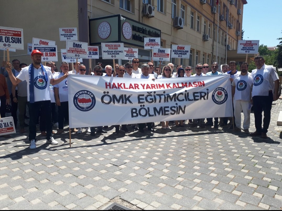 #OMKEgitimcileriBolmesin

Öğretmenlik Meslek Kanunu;

Şube Müdürlerini Yok Saymamalı,
Şube Müdürlerinin içerisinde olmadığı bir Kanun’un çözüm değil sorun yaratacağı bilinmelidir.

<a href="/RTErdogan/">Recep Tayyip Erdoğan</a> 
<a href="/Yusuf__Tekin/">Yusuf Tekin</a> 
<a href="/memetsimsek/">Mehmet Simsek</a> 
<a href="/cftcblnt/">Bülent ÇİFTCİ</a> 
<a href="/tcmeb/">Millî Eğitim Bakanlığı</a>