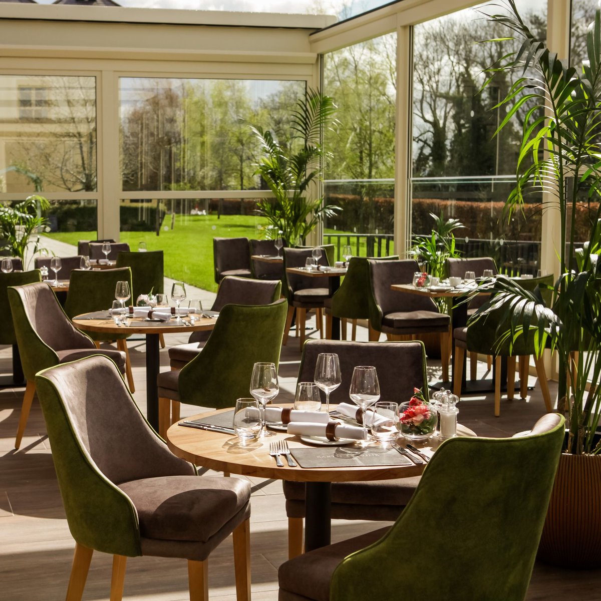 Get a taste of summer with our delicious BBQ's at Earth &amp; Vine's Patio, Terrace, or Garden area! 🍔 It's the perfect time to plan ahead for your summer gatherings 🌞 Book your spot now by clicking the link bit.ly/3VOYl3R  #livethemoment⁣⁣⁣⁣⁣⁣⁣⁣⁣