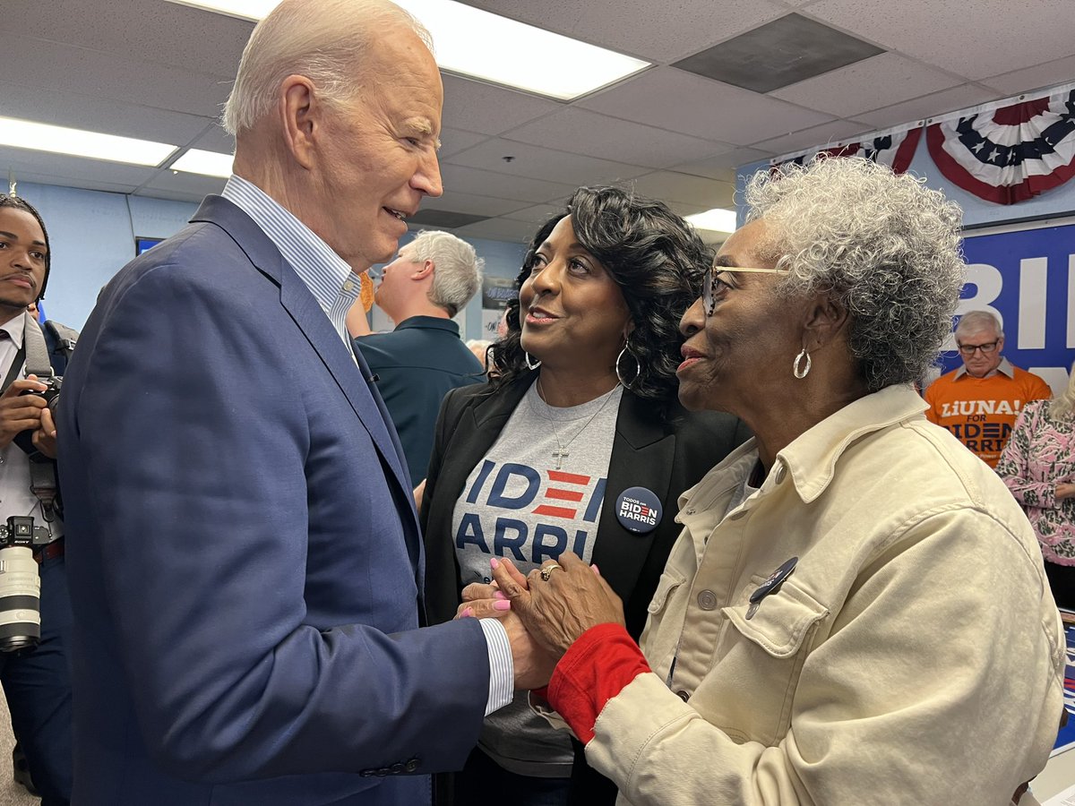 Pres. Biden & VP Harris have delivered for the Black community. To date they've: 💊 Capped the cost of insulin for seniors 💼 Invested in Black- owned small businesses 🍼 Cut Black child poverty in half in their 1st year 👩‍👦‍👦 Extended postpartum coverage for Black mothers & more!