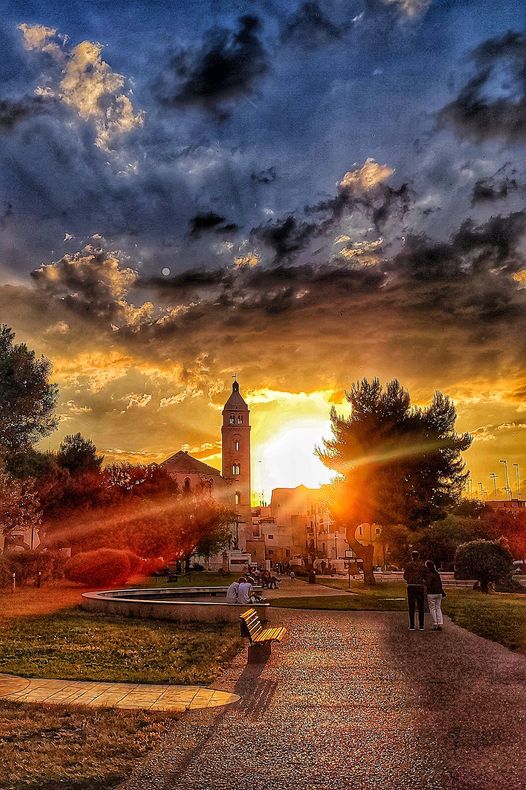 POCO FA DALLA MIA FINESTRA L'INCREDIBILE TRAMONTO SULLA CATTEDRALE ROMANICA DI BARLETTA.
BUONA SERATA.