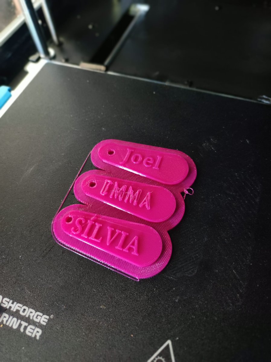 A Tecnologia, l'alumnat de 3r d'ESO han fabricat amb la impressora 3D aquests clauers personalitzats, gràcies a les eines digitals en programació i disseny apreses durant el curs. Bona feina! Vídeo: youtube.com/shorts/ak0K36S… #inspalamos #eso #impressio3d