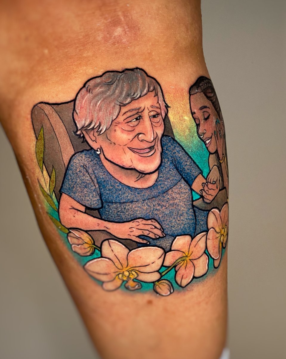 annamunin's tweet photo. Homenaje de @judiii46 a su abuela con un diseño inspirado en la película "Coco" de Disney
Me parece una manera supertierna de recordar a aquellos que ja no están 🖤
Desliza para ver la unión entre las dos referencias. 

Hecho en @mokkitattoostudio

#disney #disneytattoo https://t.co/RUexejnWnI