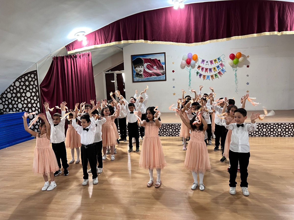 İlkkokulumuzun en küçük öğrencileri okuyup yazmanın sevincini"Okuma bayramı" etkinliğini öğretmen ve velilerle paylaştılar. Öğrencilerimiz okula başladıkları günden beri bilgi ve becerilerini, performanslarıyla sunan öğrencilerimizin heyecanını görmeye değerdi.