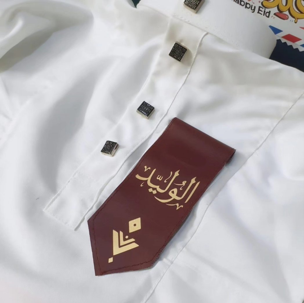 kasha5a8's tweet photo. بروش العيد مصنوع من الجلد الفاخر مزين بإسم طفلك
اضافة انيقة لجيب الثوب او القميص ، للعيد والمناسبات المميزة
طريقة التثبيت : بوتيك كشخة
يوجد في طرف قطعة الجلد مغناطيس لتثبيت البروش على الجيب بسهولة بدون ترك أثر على القماش
المقاسات :
متوفر جميع المقاسات

. 
.. 
. 

#بروشات_مواليد https://t.co/s9t8N2XfM7