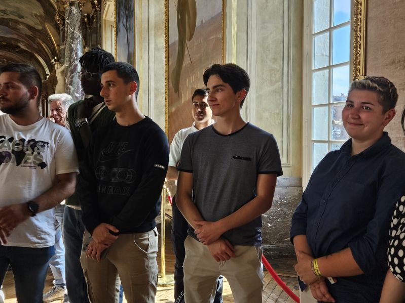 HGLPOFrancoise's tweet photo. Les élèves de la #classedefense du @LpoFrancoise ont assisté à la cérémonie de remise des képis blancs des légionnaires sur la place du Capitole. Merci @Toulouse pour l’invitation @onacvg https://t.co/8XUjGukiMV