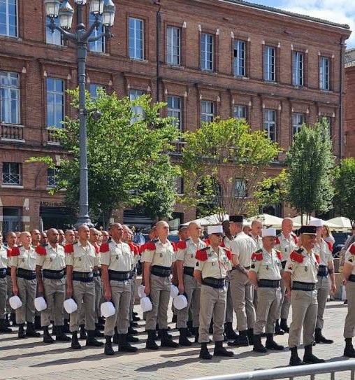 HGLPOFrancoise's tweet photo. Les élèves de la #classedefense du @LpoFrancoise ont assisté à la cérémonie de remise des képis blancs des légionnaires sur la place du Capitole. Merci @Toulouse pour l’invitation @onacvg https://t.co/8XUjGukiMV