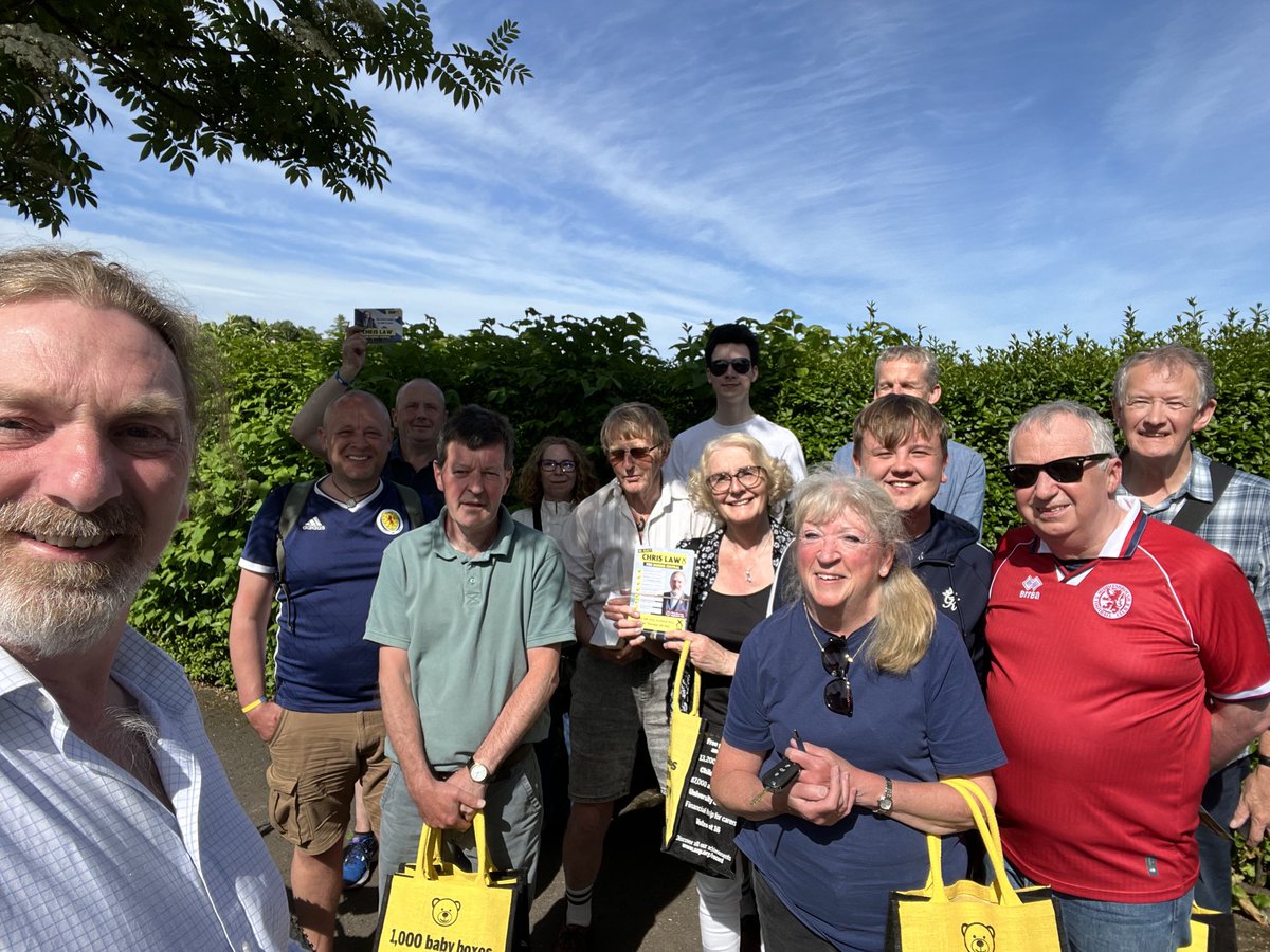 ChrisLawSNP's tweet photo. Fabulous evening as we had a full Scottish football team with reserves out tonight in Craigie.Putting our best foot forward as a winning team on the doors as we campaign for #DundeeCentral โฆ@theSNPโฉ #ForScotland #ForIndependence #activeSNP https://t.co/J6TXdLzjfe