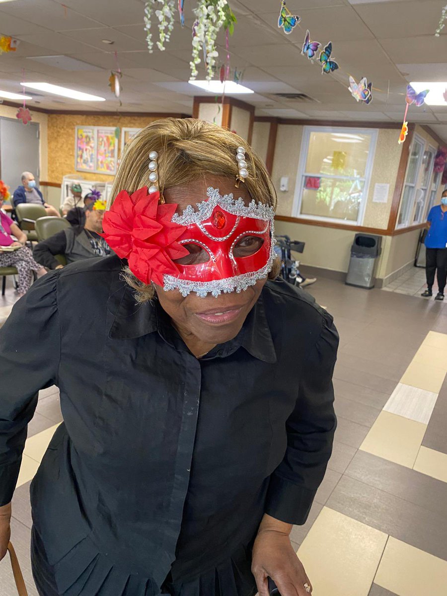ElmYorkNY's tweet photo. The intellectual game “Let’s Make a Deal” 🎤
Engaging #seniorcitizens in #intellectual games is extremely important to keep their minds sharp and of course have fun doing it!🤝
.
#assistedliving #assistedlivingfacility #assistedlivingcommunity #nyc #elderly #talkshow https://t.co/QeXwa7HjgN