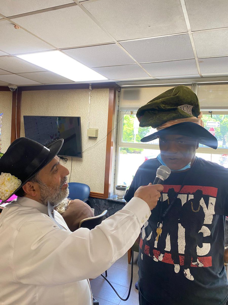 ElmYorkNY's tweet photo. The intellectual game “Let’s Make a Deal” 🎤
Engaging #seniorcitizens in #intellectual games is extremely important to keep their minds sharp and of course have fun doing it!🤝
.
#assistedliving #assistedlivingfacility #assistedlivingcommunity #nyc #elderly #talkshow https://t.co/QeXwa7HjgN