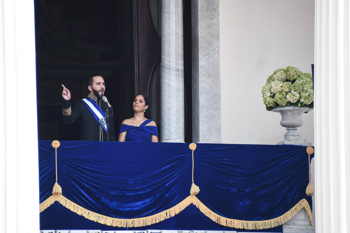 alharaca_sv's tweet photo. El 1 de junio, Nayib Bukele volvió a hacer alusión a la medicina amarga, esta vez enfocado en "curar" la economía. El presidente inconstitucional, basándose en argumentos religiosos, solicitó sumisión a la ciudadanía, sin quejas ni cuestionamientos hacia sus próximas decisiones. https://t.co/R5we7qEvWm