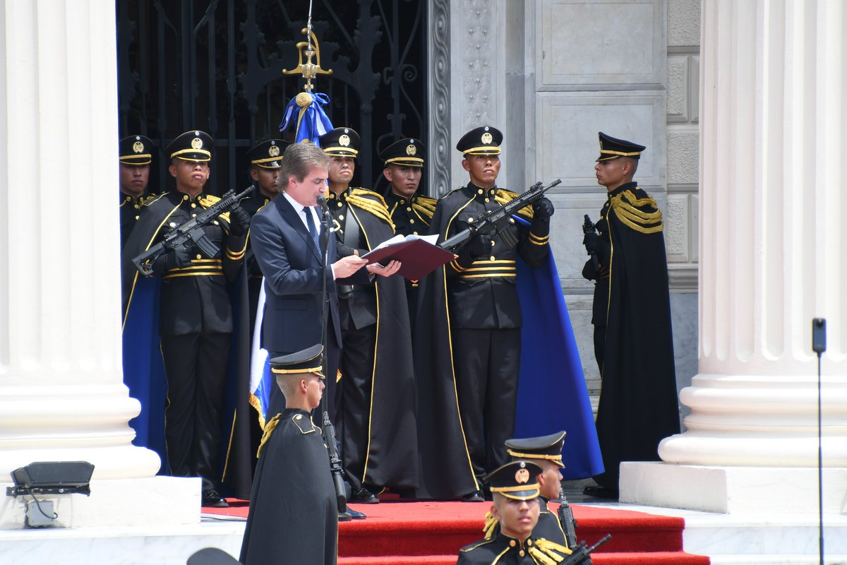 alharaca_sv's tweet photo. El 1 de junio, Nayib Bukele volvió a hacer alusión a la medicina amarga, esta vez enfocado en "curar" la economía. El presidente inconstitucional, basándose en argumentos religiosos, solicitó sumisión a la ciudadanía, sin quejas ni cuestionamientos hacia sus próximas decisiones. https://t.co/R5we7qEvWm