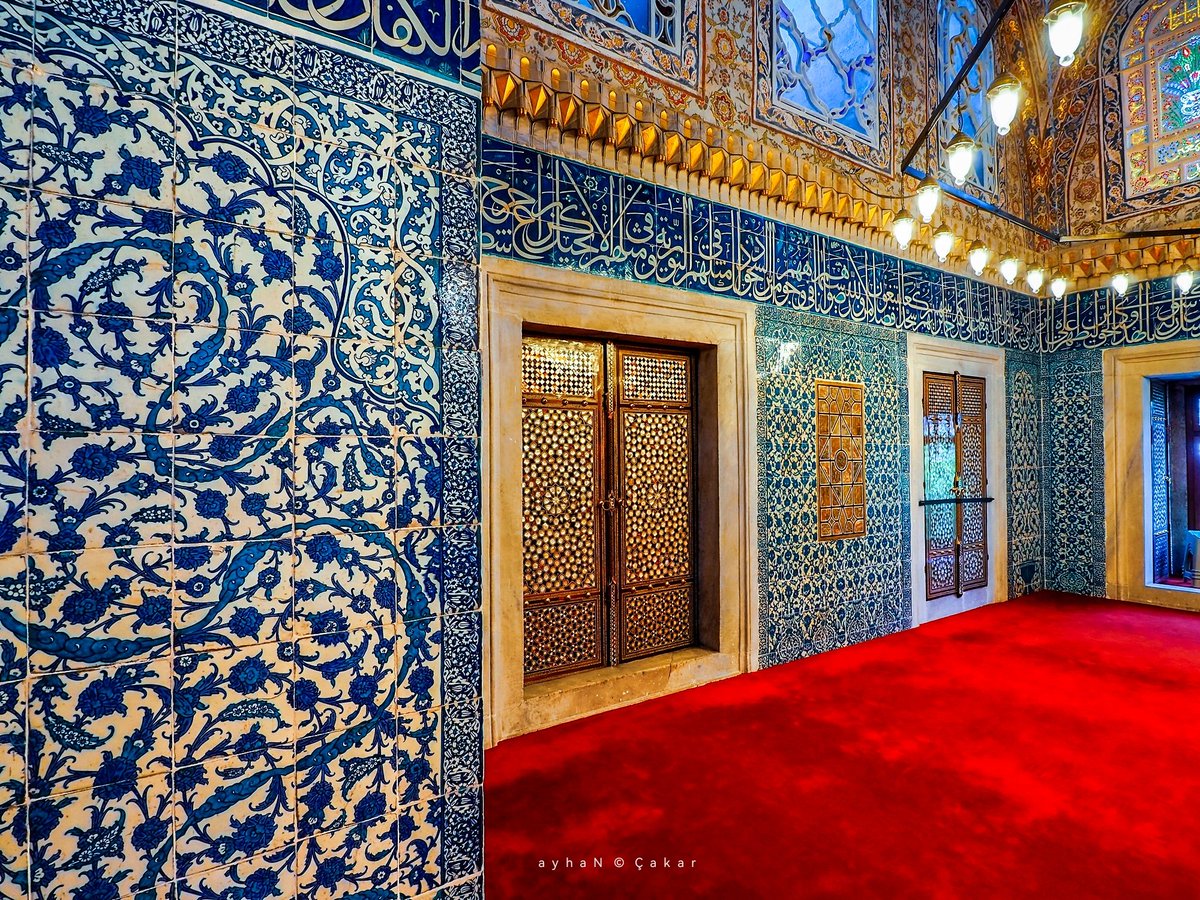 SuGraphic's tweet photo. Traditional Arts
Turkish Ottoman Blue Tile Art 💙🤍
New Mosque Complex , İstanbul Türkiye
#Art #Sanat #NewMosque
#TraditionalArts #YeniCami #Tiles
#Çiniler #Ottoman #Osmanlı
#ArchitecturalPhotography 📷
#Mosques #Camiler #Calligraphy 🎨 https://t.co/u7b5e7J6PN