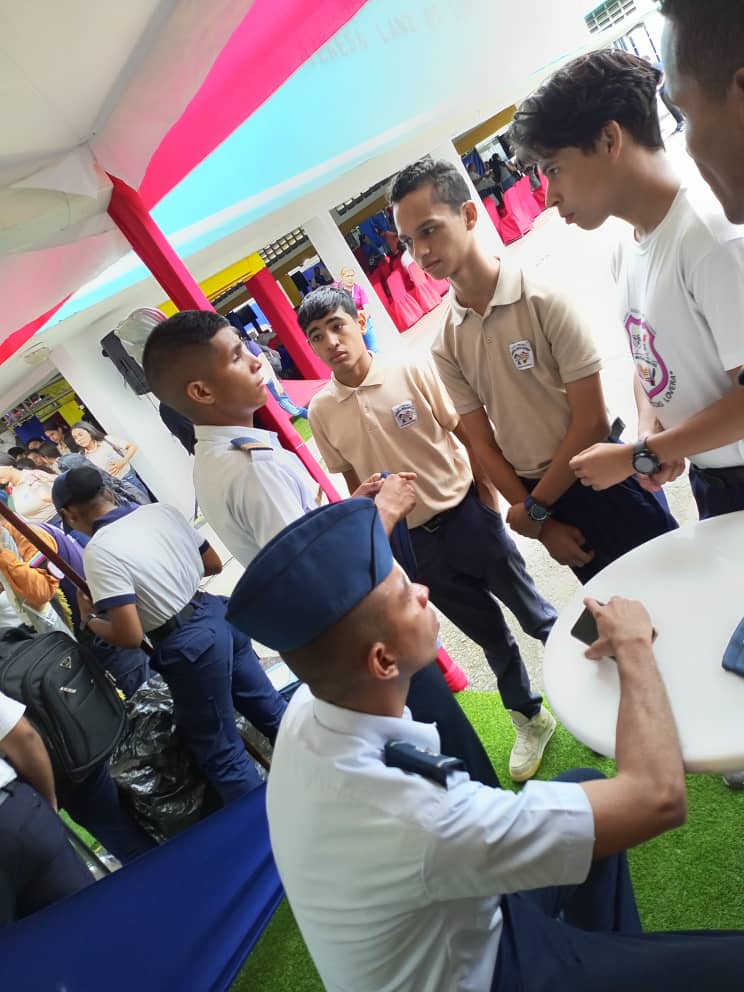 Municipio Zamora Presente *Feria de Oportunidades de Estudio 2024* Lugar: Liceo Agustín Codazzi de Maracay del Municipio Girardot <a href="/NicolasMaduro/">Nicolás Maduro</a> <a href="/_LaAvanzadora/">Yelitze Santaella</a> @MPPEDUCACION <a href="/LeiraSuarezPsuv/">LeyraSuarezPsuv</a> <a href="/Soykarinacarpio/">Karina Carpio</a> <a href="/CDCEAragua/">CDCE ARAGUA</a> <a href="/GobDeZamora/">ZamoraGobierno</a>