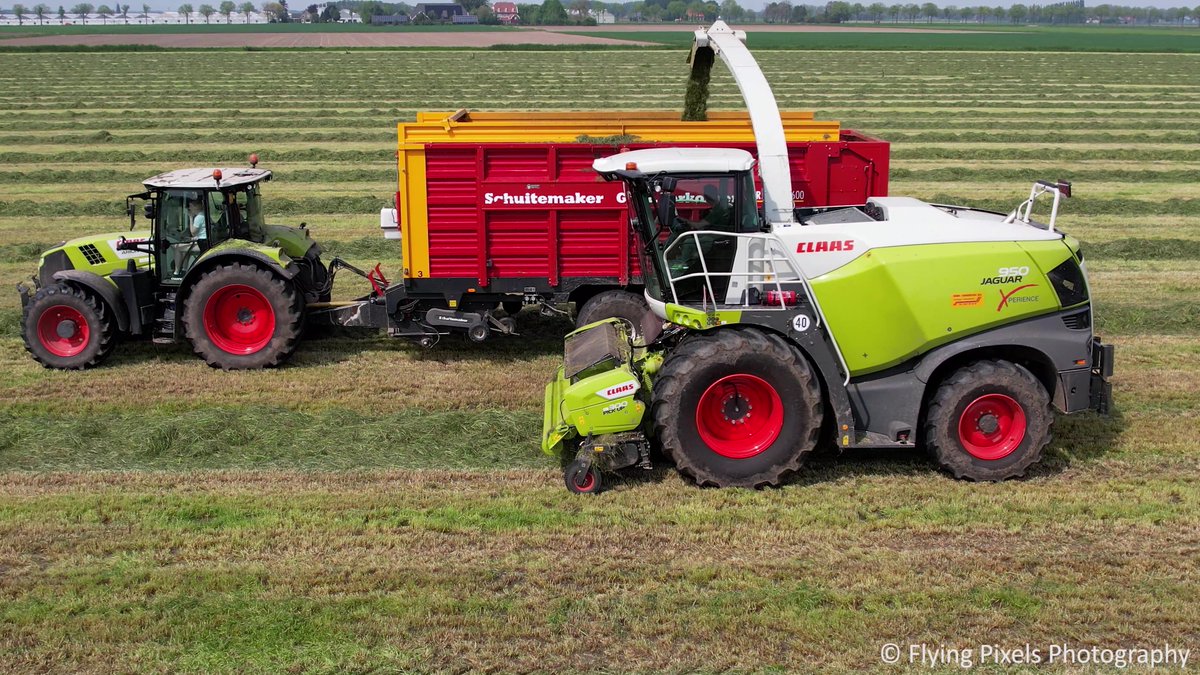 profiMagazin's tweet photo. Zu sehen ist ein #Claas Jaguar 950 und Claas Arion 660 mit #Schuitemaker Rapide 6600. https://t.co/plbnFcuMg5