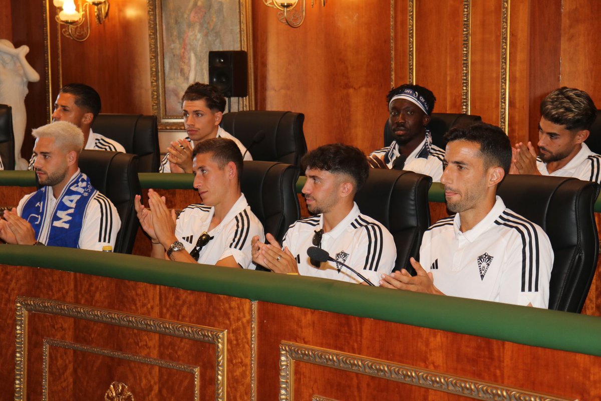 🏢 @AngelesMunoz_ , alcaldesa del <a href="/Ayto_Marbella/">Ayto. Marbella</a>, recibió una camiseta conmemorativa del ascenso a Primera RFEF por parte de <a href="/eGranero11/">Esteban Granero</a>, el director general Fernando Calvo y toda nuestra plantilla en el Salón de Plenos del Consistorio !!