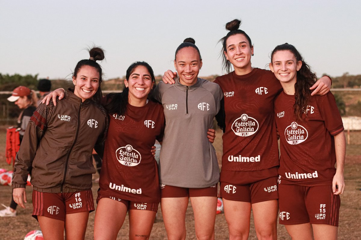 Fim de treino, início de mais uma semana! 🙅‍♀️⚽

Com Mylena Carioca, Kati, Aline Gomes, Andressa e Ana Luiza. 

📸: Cárila Covas/Ferroviária SAF

#GuerreirasGrenas #PaulistaoFem #BrFeminino