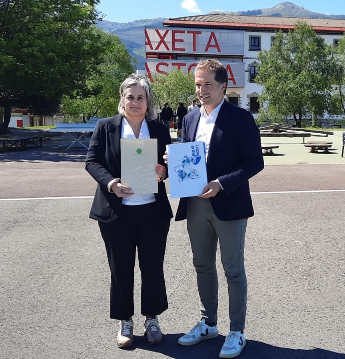 #LANERATZEA Qué importate es contar con colaboración en educación para ayudar a nuestrxs deportistas cuando dejen el alto nivel👩‍🏫📚. @IkaslanBizkaia ha ratificado el convenio ya firmado anteriormente, y las ikastolas @AnderDeuna y @lauaxetaikastol se han unido al proyecto. 💙