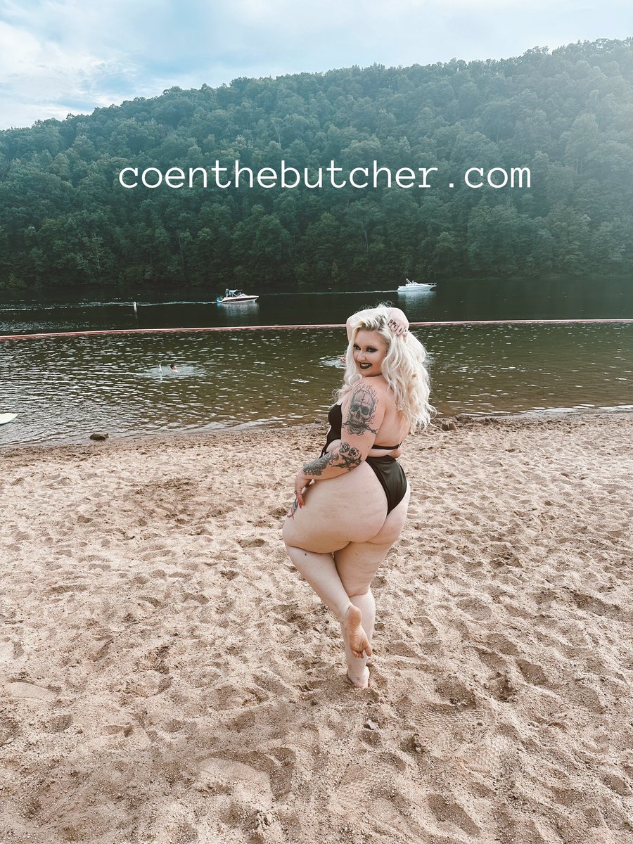 Just wanted to let you loves know that I recently updated my website! There is tons of info on there now along with allll the ways you can support me and merch! 🖤🖤🖤
 #alternative #blonde #altmodel  #photooftheday #altgirl #alternativegirl #girlswithtattoos #goth #gothic #thicc
