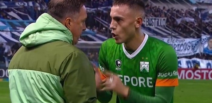 pblcst's tweet photo. Mientras los demás festejaban el 1-0 en esto andaba Lorenzo. Concentración absoluta en el partido y se vio reflejado durante los 90 minutos. Que razón tenían los hinchas de @NuevaChicago en recomendarlo. Una bestia https://t.co/r2sGB1x5xR