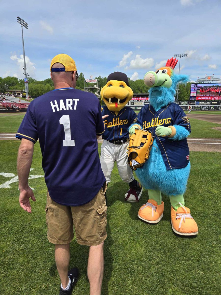 ASR_Wisconsin's tweet image. Proud sponsor for the @TimberRattlers and our employee Dustin McLeod got to throw out the first pitch! 📷⚾️