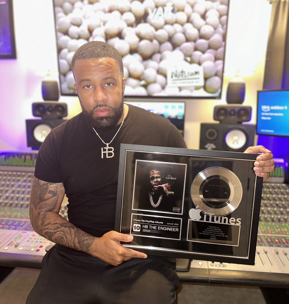HBTheEngineer's tweet photo. This plaque represents believing in yourself, stay on your grind and don’t let nobody tell you what you can’t accomplish. Top 10 album @applemusic s\o to @jewelboxplatinum 

https://t.co/6P1AiO8vtj

#billboard #hb #plaque https://t.co/O1qSyaXEYN