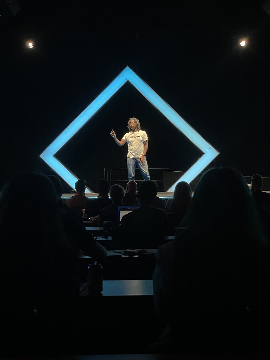 HeyAmyHeath's tweet photo. Wil Reynolds reminding SEOs to focus on humans and community: find your “a human gave a shit” metric. @wilreynolds giving and doing the most to wrap up Day 1 🙌 #mozcon @Moz https://t.co/E9pCdIgJR9