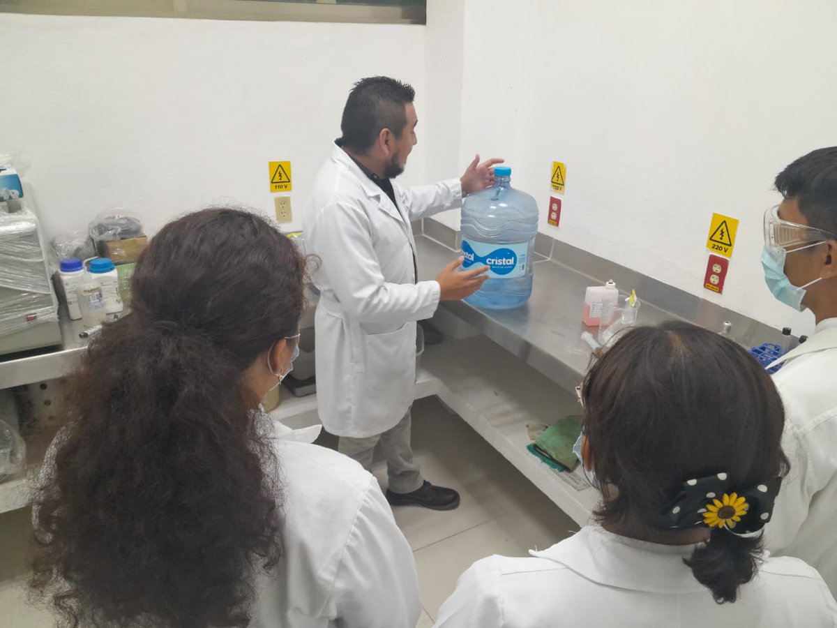 Taller “Determinación de Coliformes Totales en agua purificada”,  con alumnos de Ingeniero Bioquímico Ambiental y Quím. Farmacéutico Biólogo, el cual se impartió en el Laboratorio 16 de Análisis de Aguas y Alimentos de la <a href="/UAC_FCQB/">UAC - FCQB</a> , dentro del marco del Día del Ingeniero '24