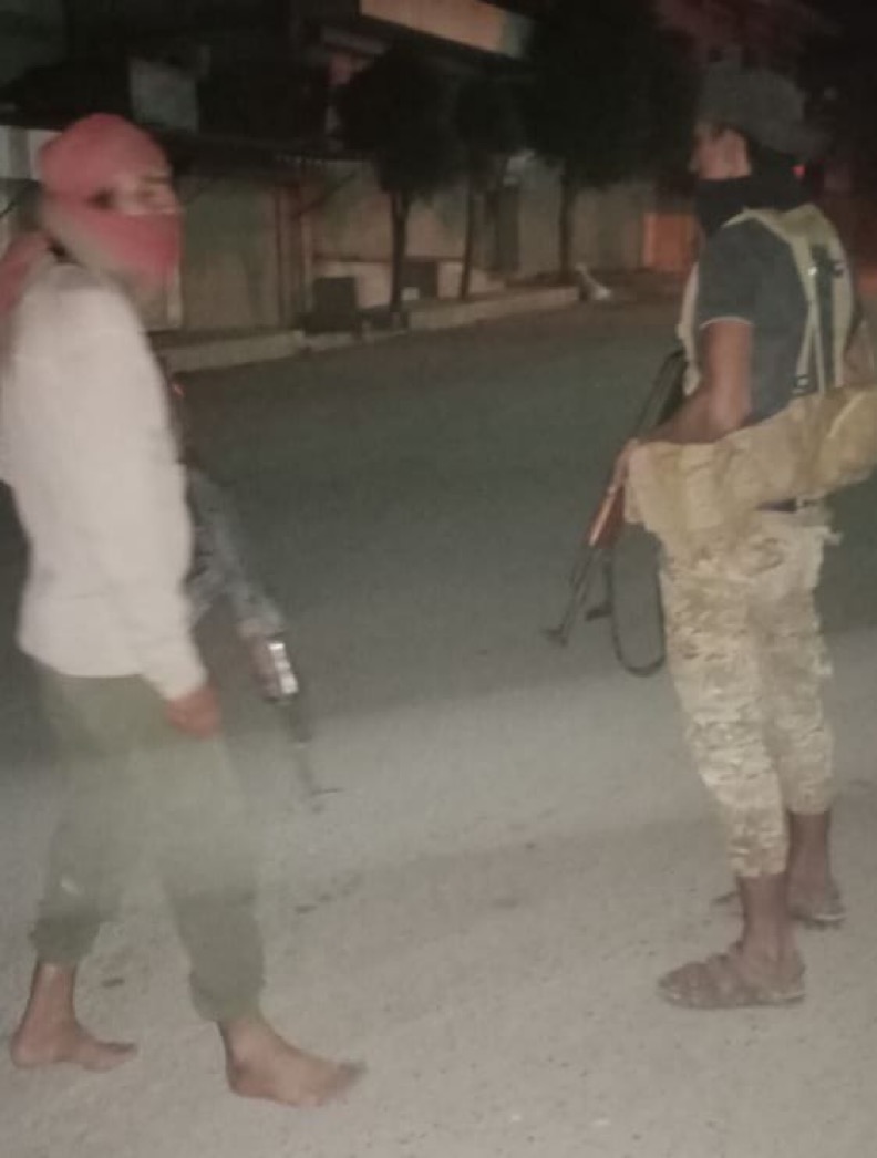 _Avashin's tweet photo. This is Erdogan's safe zone in northern Syria.

After Turkey committed ethnic cleansing against Kurds, they settled jihadists in the occupied territories.

Tonight these barefoot jihadists are fighting and killing each other across the safe zone. #TwitterKurds https://t.co/LLZ2mNJ1Oa